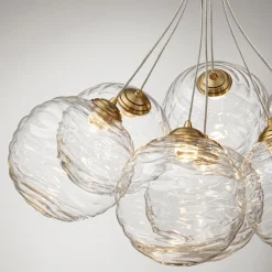 Lampadari Moderni-Selezionato da Mazzolaluce Lampadario oro sfere raggruppate trasparenti ondulate per sala da pranzo contemporanea