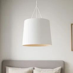 Lampadario Camera Da Letto-Selezionato da Mazzolaluce Lampadario per camera da letto paralume bianco design struttura metallo