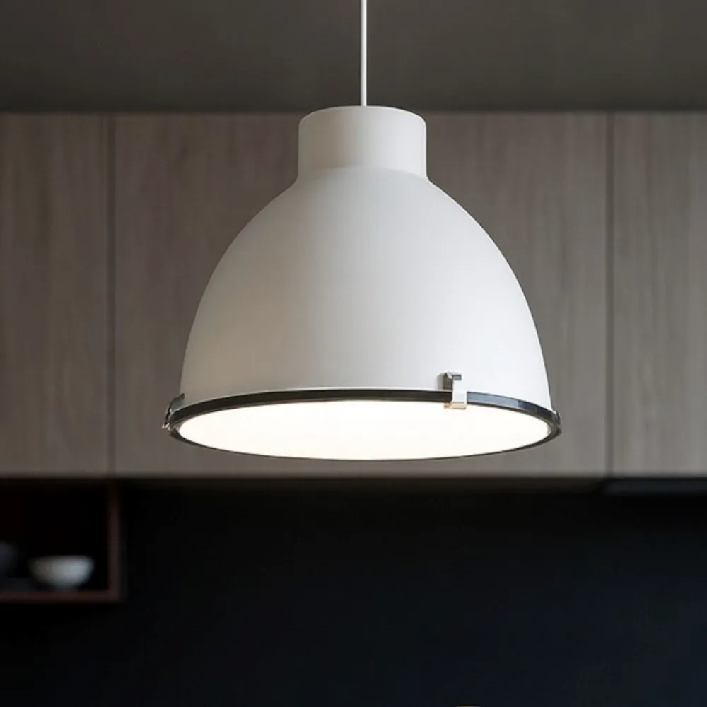 Lampadari Cucina-Selezionato da Mazzolaluce Lampadario per cucina industriale metallo bianco cupola