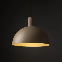 Lampadari Cucina-Selezionato da Mazzolaluce Lampadario per cucina legno cupola metallo sabbia