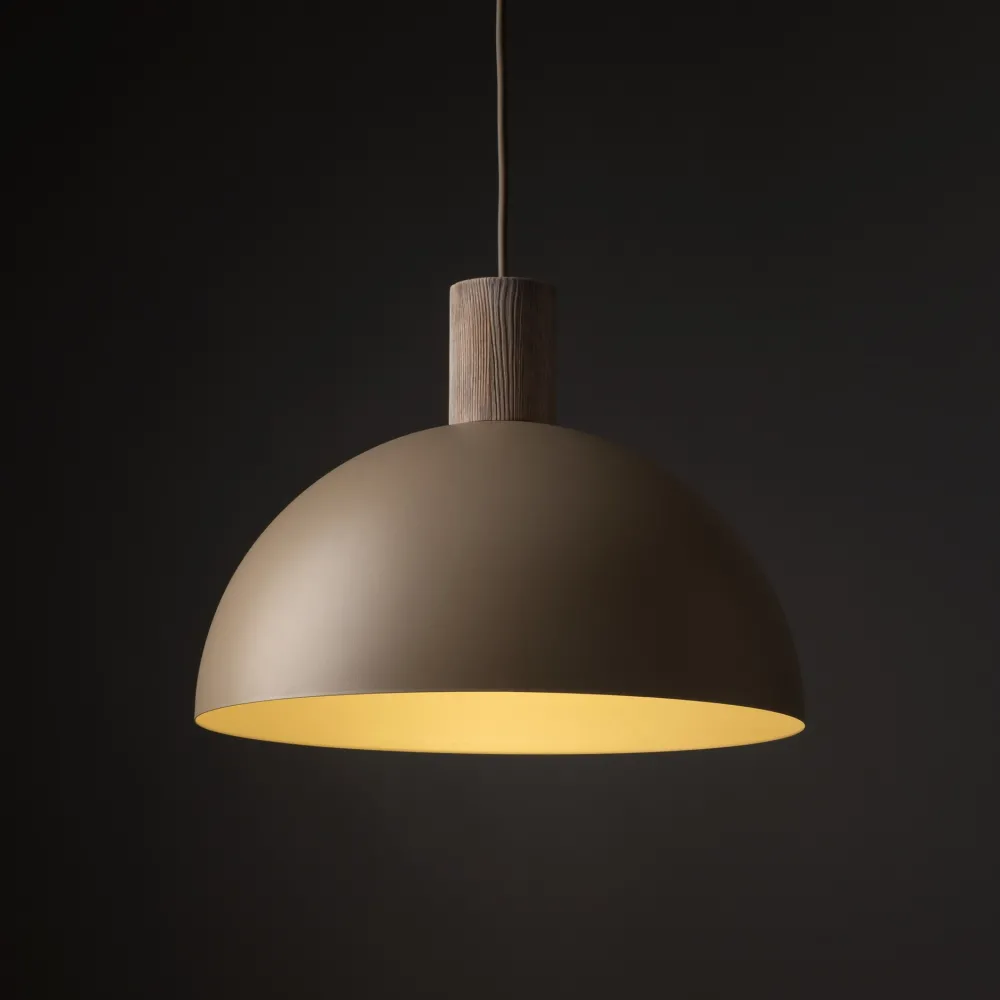 Lampadari Cucina-Selezionato da Mazzolaluce Lampadario per cucina legno cupola metallo sabbia
