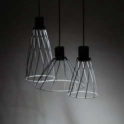 Lampadari Cucina-Selezionato da Mazzolaluce Lampadario per cucina lineare nero tre elementi diffusori a gabbia