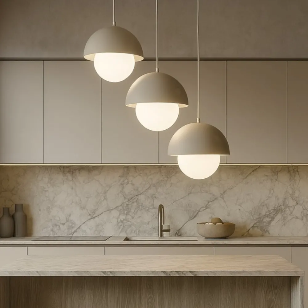 Lampadari Cucina-Selezionato da Mazzolaluce Lampadario per cucina moderna 3 luci pendenti a cupola beige