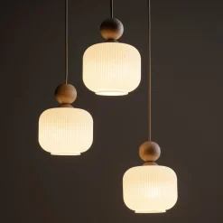 Lampadari Cucina-Selezionato da Mazzolaluce Lampadario per cucina moderna inserti in legno sfere di vetro a sospensione