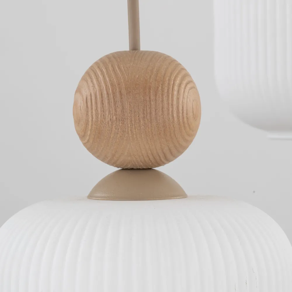 Lampadari Cucina-Selezionato da Mazzolaluce Lampadario per cucina moderna inserti in legno sfere di vetro a sospensione