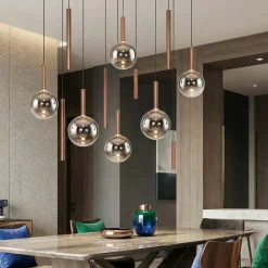 Lampadari Moderni-Selezionato da Mazzolaluce Lampadario per grande soggiorno moderno con pendenti