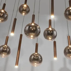 Lampadari Moderni-Selezionato da Mazzolaluce Lampadario per grande soggiorno moderno con pendenti