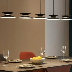 Lampadari Moderni-Selezionato da Mazzolaluce Lampadario per illuminare tavolo da soggiorno nero oro moderno