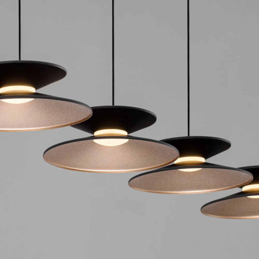 Lampadari Moderni-Selezionato da Mazzolaluce Lampadario per illuminare tavolo da soggiorno nero oro moderno
