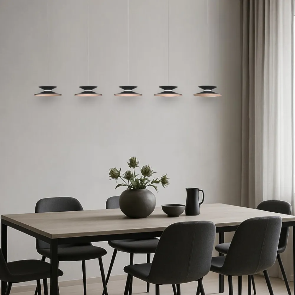 Lampadari Moderni-Selezionato da Mazzolaluce Lampadario per illuminare tavolo da soggiorno nero oro moderno