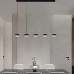 Lampadari Moderni-Selezionato da Mazzolaluce Lampadario per illuminare tavolo da soggiorno nero oro moderno