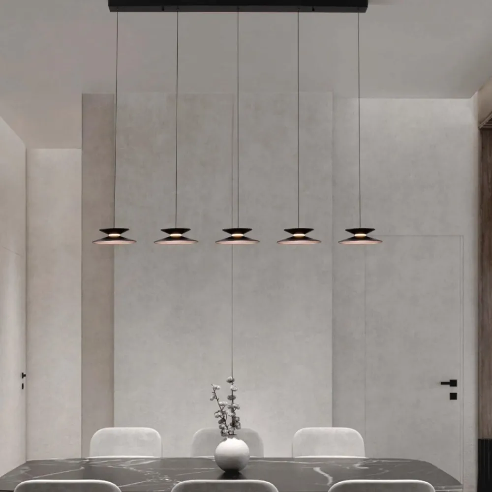 Lampadari Moderni-Selezionato da Mazzolaluce Lampadario per illuminare tavolo da soggiorno nero oro moderno