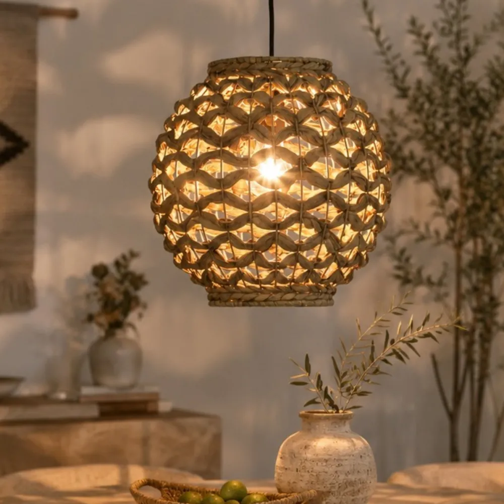 Lampadari Moderni-Selezionato da Mazzolaluce Lampadario per sala da pranzo sfera di rattan e giacinto essiccato