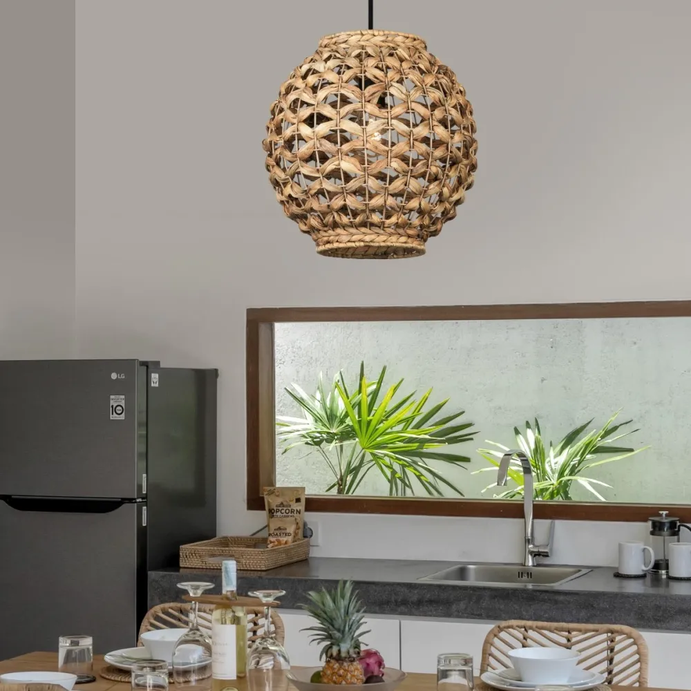 Lampadari Moderni-Selezionato da Mazzolaluce Lampadario per sala da pranzo sfera di rattan e giacinto essiccato