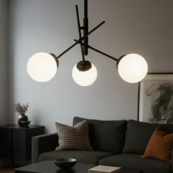 Lampadari Moderni-Selezionato da Mazzolaluce Lampadario per salotto moderno nero sfere vetro bianco