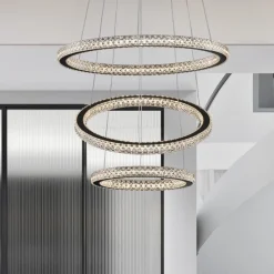 Lampadari Moderni-Selezionato da Mazzolaluce Lampadario per salotto tre anelli orientabili neri led 3000k dimmerabile cristalli