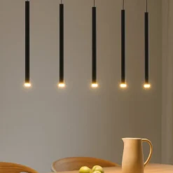 Lampadari Moderni-Selezionato da Mazzolaluce Lampadario per tavolo da pranzo 5 luci clindri neri led 3000k
