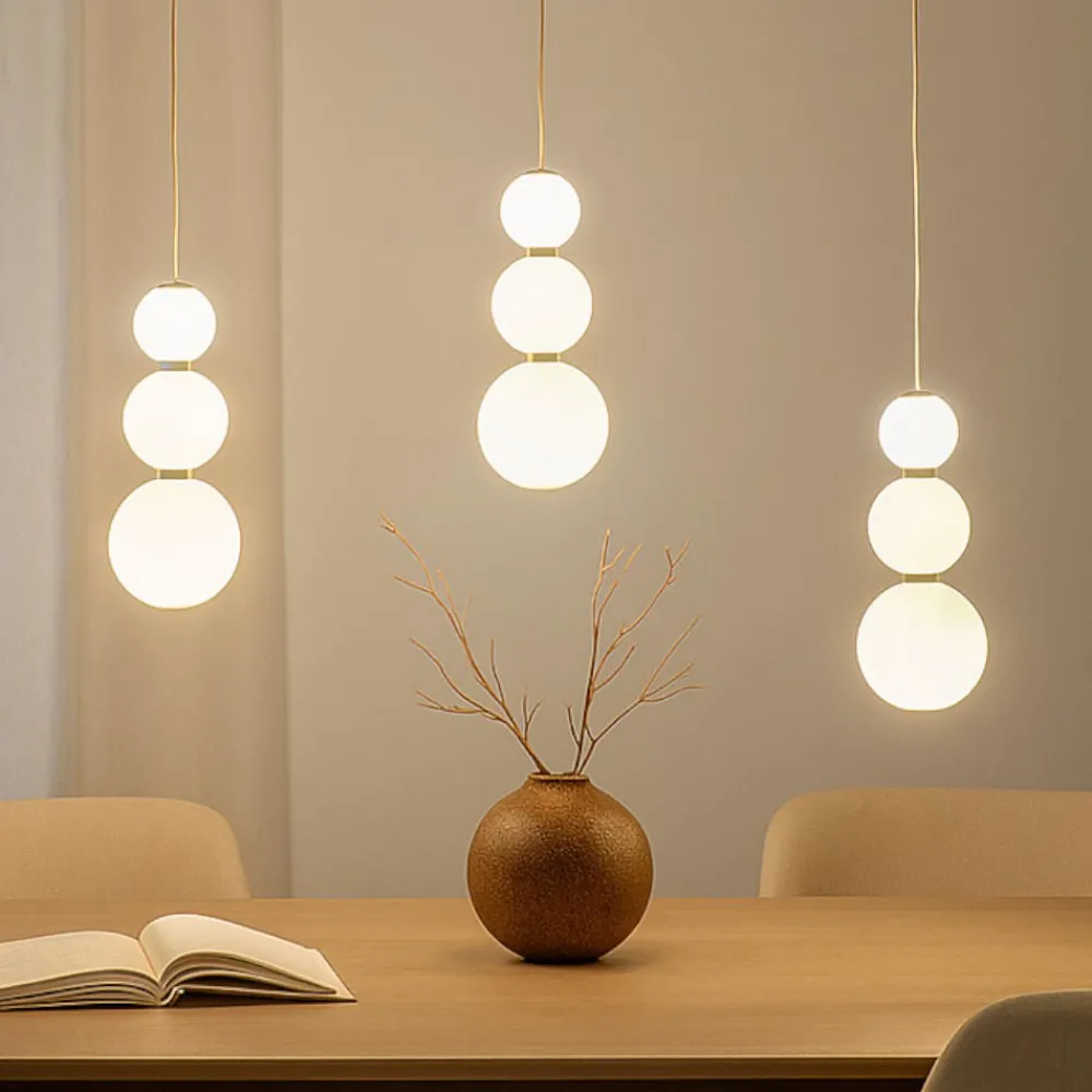 Lampadari Moderni-Selezionato da Mazzolaluce Lampadario per tavolo da pranzo vetro bianco opaco e oro