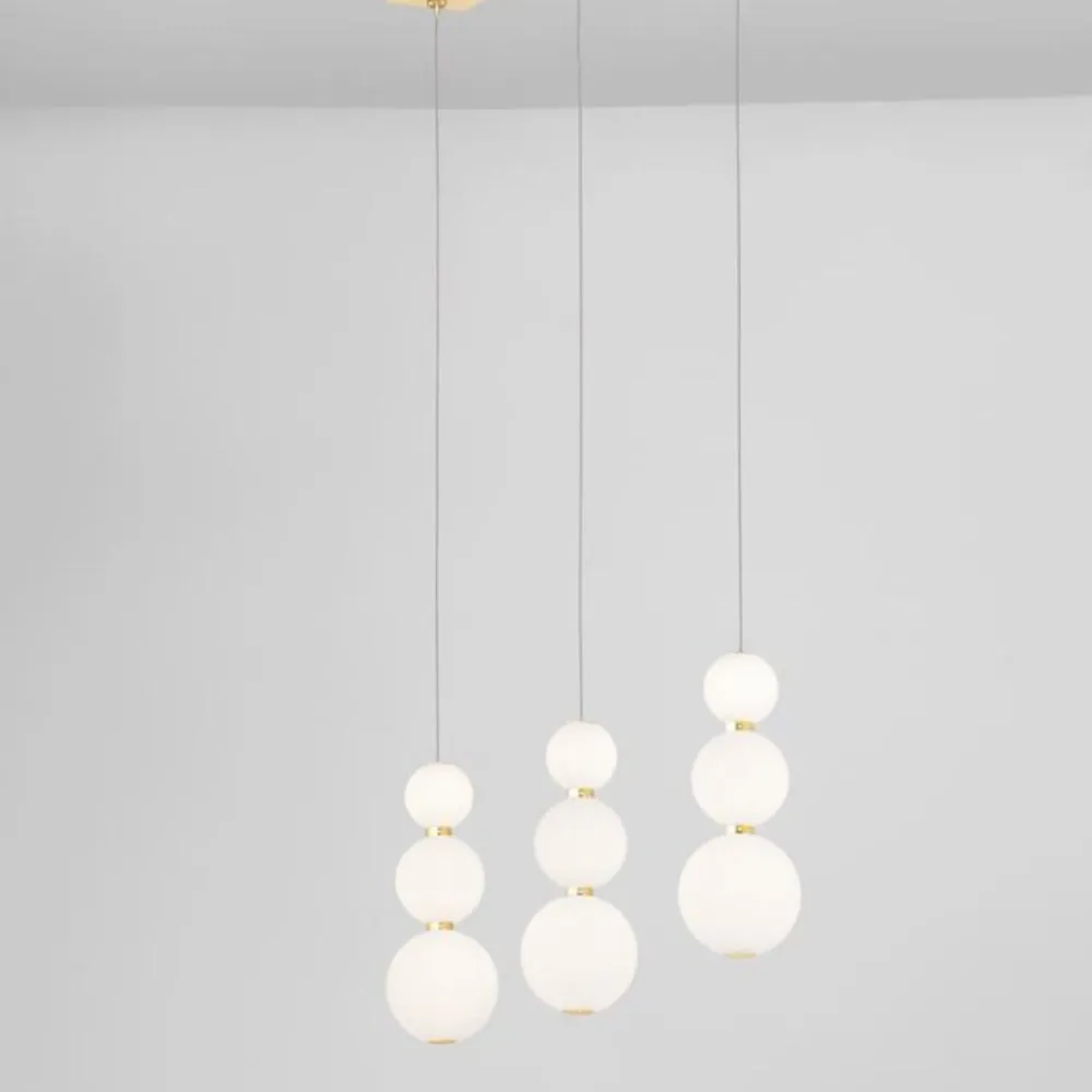 Lampadari Moderni-Selezionato da Mazzolaluce Lampadario per tavolo da pranzo vetro bianco opaco e oro