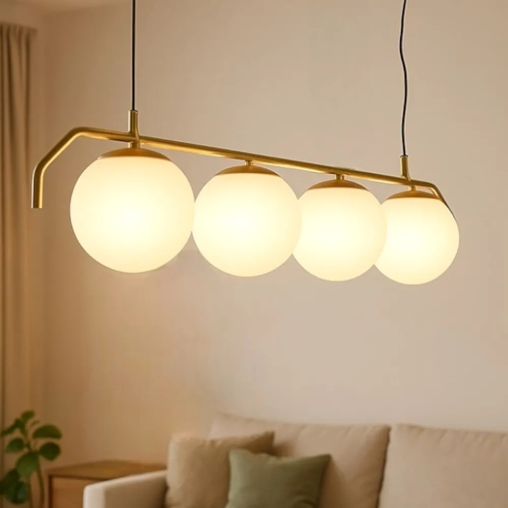 Lampadari Moderni-Selezionato da Mazzolaluce Lampadario per tavolo soggiorno moderno oro sfere bianche