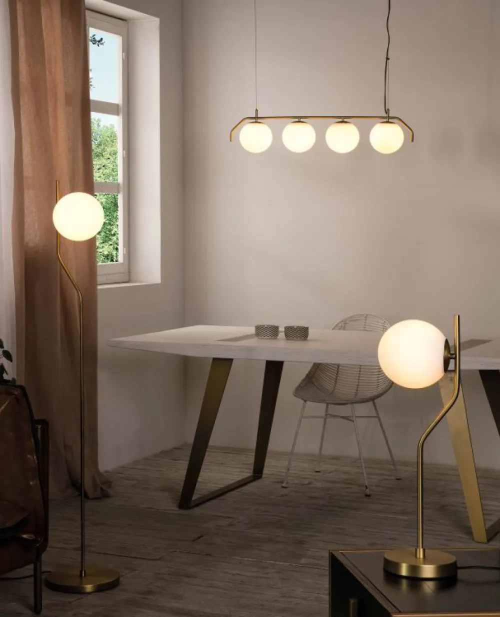 Lampadari Moderni-Selezionato da Mazzolaluce Lampadario per tavolo soggiorno moderno oro sfere bianche