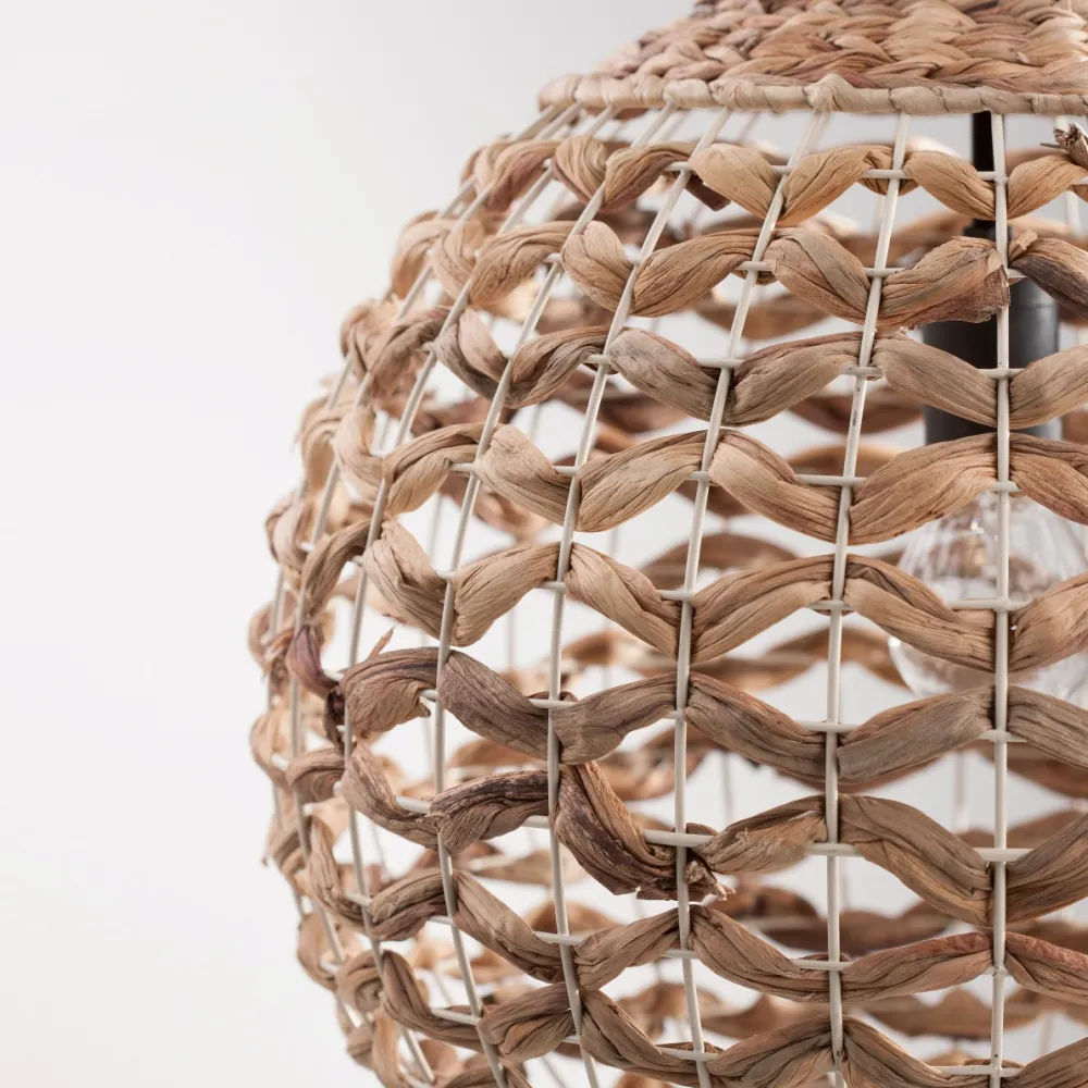 Lampadari Moderni-Selezionato da Mazzolaluce Lampadario sfera di rattan 50 cm e giaciglio essiccato per soggiorno