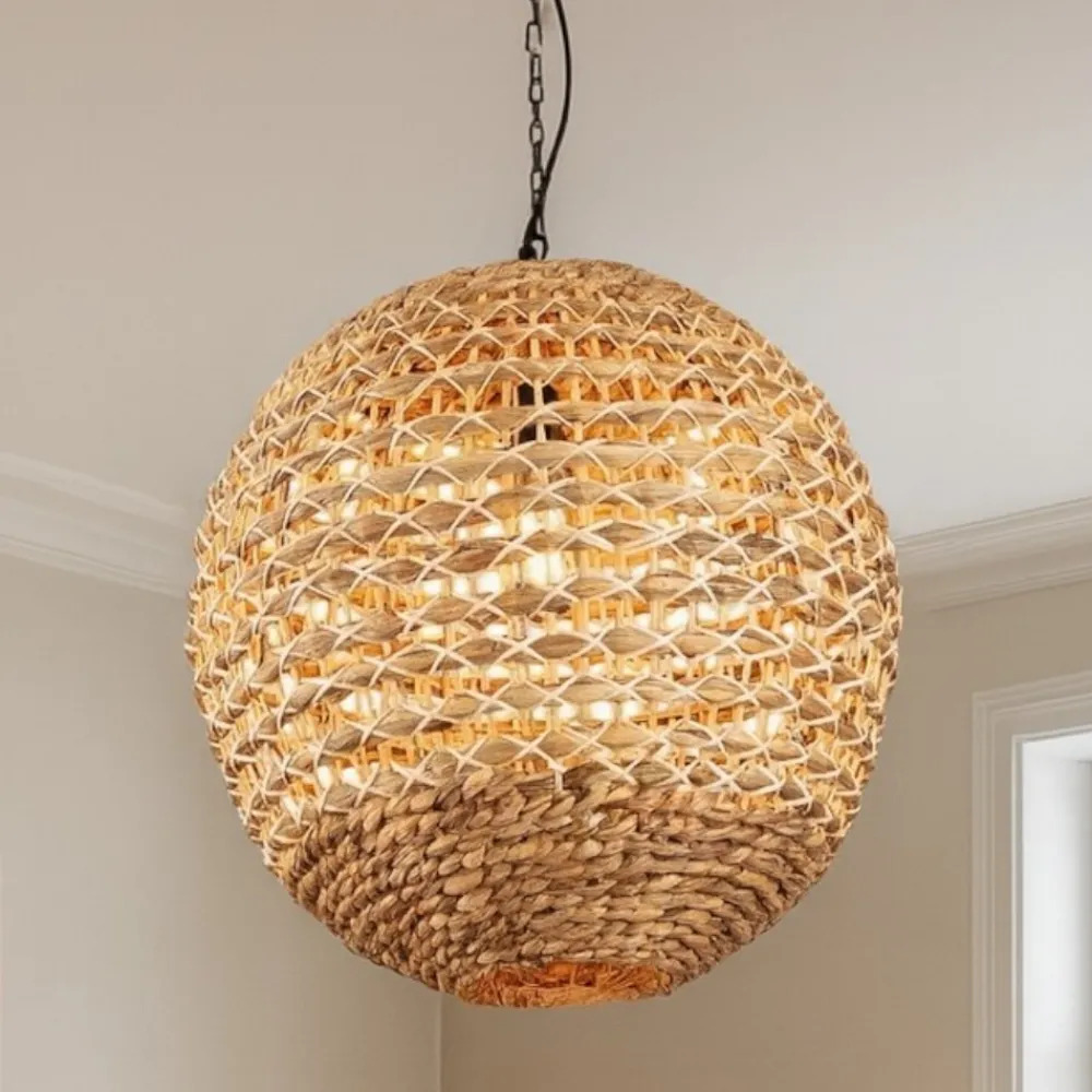 Lampadari Moderni-Selezionato da Mazzolaluce Lampadario sfera in rattan e giacinto essiccato per soggiorno