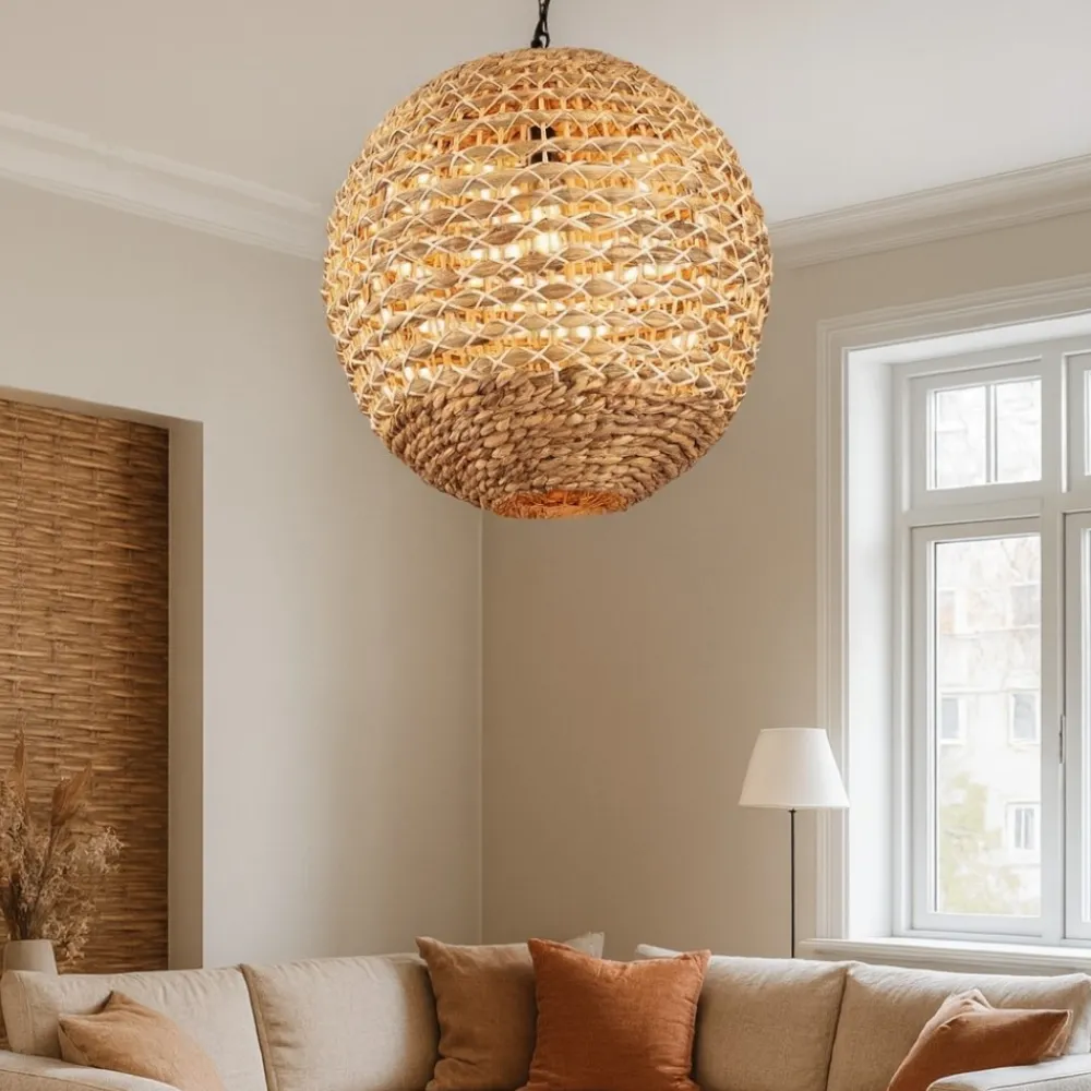 Lampadari Moderni-Selezionato da Mazzolaluce Lampadario sfera in rattan e giacinto essiccato per soggiorno