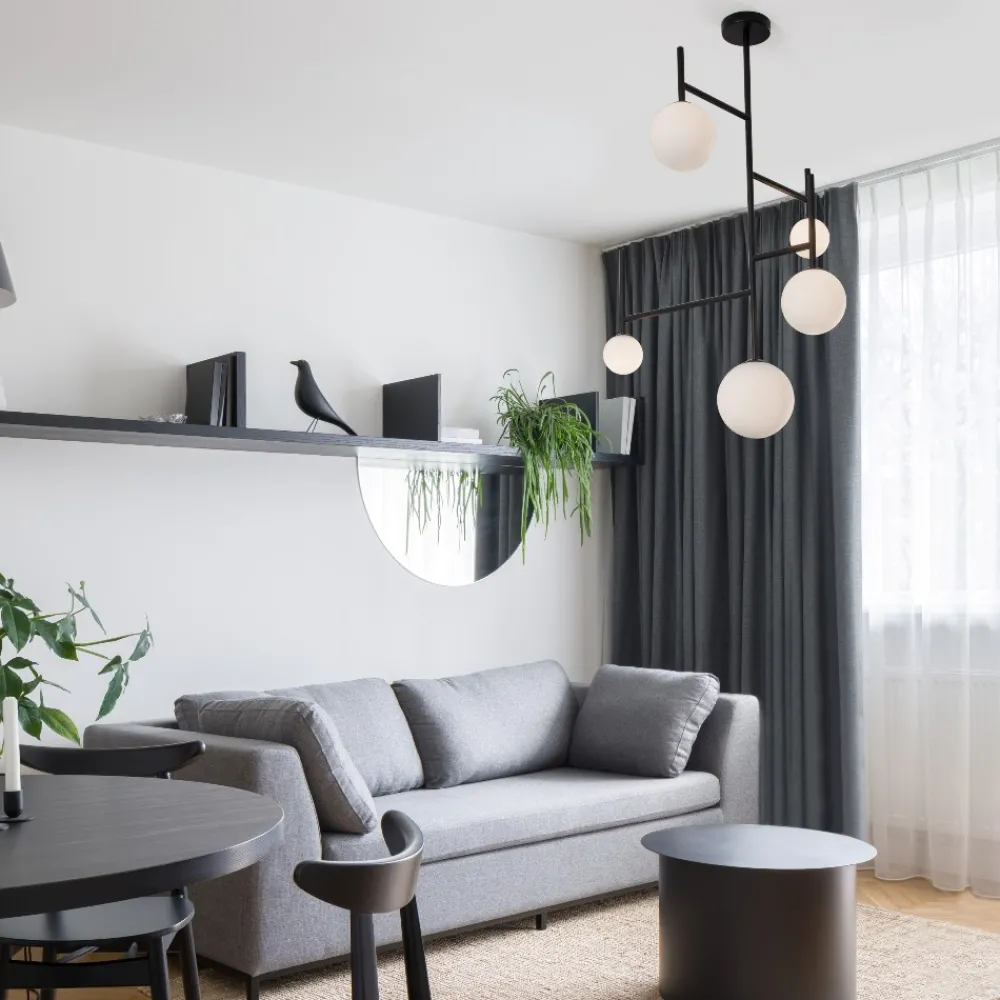Lampadari Moderni-Selezionato da Mazzolaluce Lampadario verticale sfere vetro design nero per soggiorno