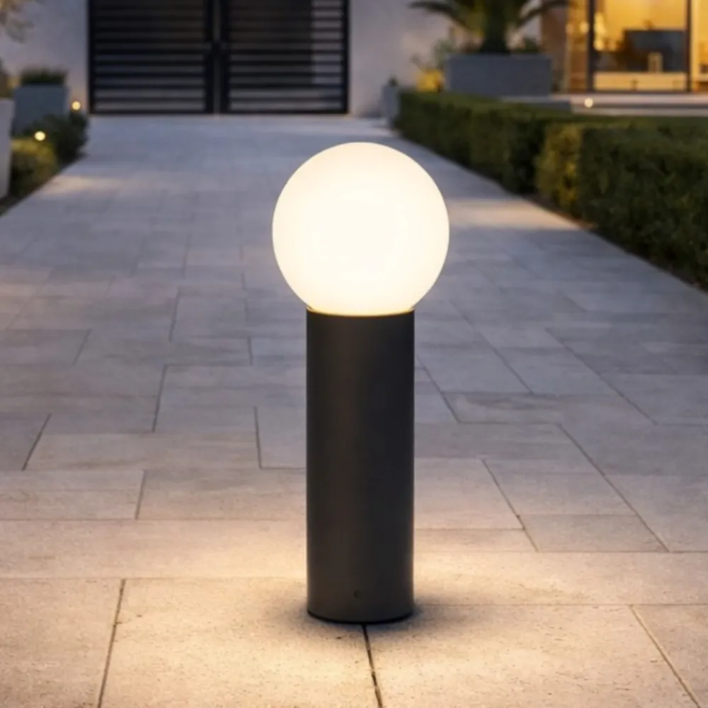 Lampioni Da Giardino-Selezionato da Mazzolaluce Lampione basso da giardino alluminio antracite sfera di vetro