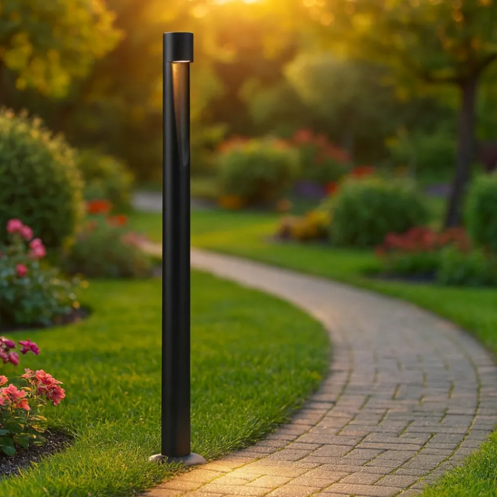 Lampioni Da Giardino-Selezionato da Mazzolaluce Lampione basso tubolare nero ip65 led 6w 3000k per giardini moderni