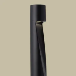 Lampioni Da Giardino-Selezionato da Mazzolaluce Lampione basso tubolare nero ip65 led 6w 3000k per giardini moderni