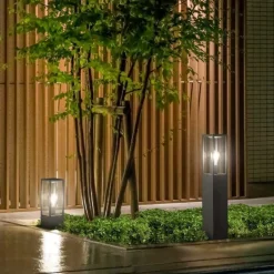 Lampioni Da Giardino-Selezionato da Mazzolaluce Lampione da giardino squadrato antracite diffusore in vetro