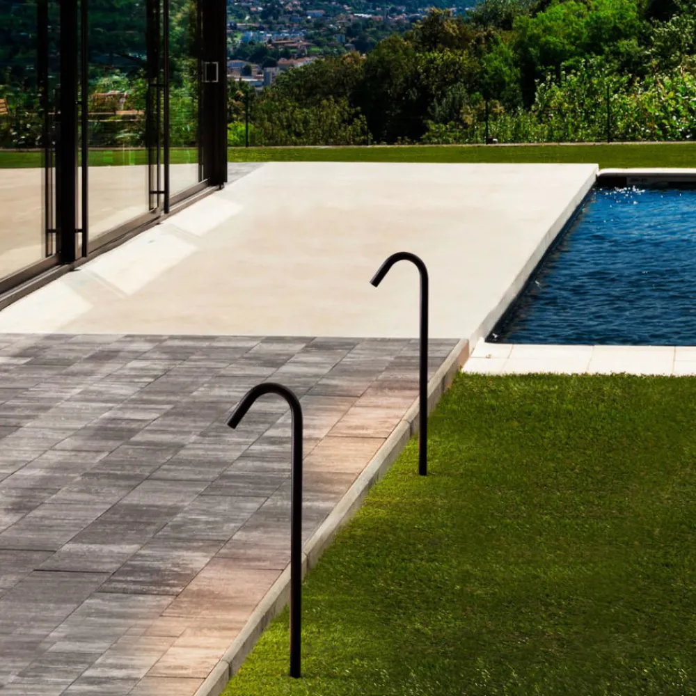 Lampioni Da Giardino-Selezionato da Mazzolaluce Lampione led curvo 80cm nero per giardino anti corrosione