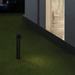 Lampioni Da Giardino-Selezionato da Mazzolaluce Lampione nero da giardino luce orientabile moderno