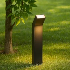 Lampioni Da Giardino-Selezionato da Mazzolaluce Lampione nero per giardini led 3000k basso moderno