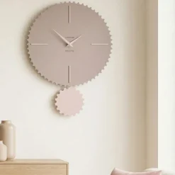 Orologi Da Parete Moderni-Selezionato da Mazzolaluce Orologio con pendolo da parete legno grigio prugna moderno