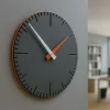 Orologi Da Parete Moderni-Selezionato da Mazzolaluce Orologio da muro grigio quarzo arancione bianco in legno