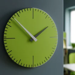 Orologi Da Parete Moderni-Selezionato da Mazzolaluce Orologio da muro moderno verde mela grigio e bianco in legno