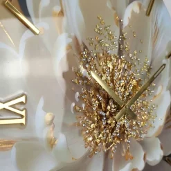 Orologi Da Parete Moderni-Selezionato da Mazzolaluce Orologio da parete 40cm fiore bianco foglia oro cristalli in resina