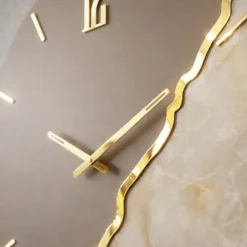 Orologi Da Parete Moderni-Selezionato da Mazzolaluce Orologio da parete 70 cm rotondo legno tortora resina effett marmo oro