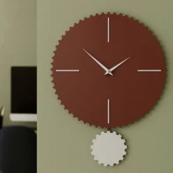 Orologi Da Parete Moderni-Selezionato da Mazzolaluce Orologio da parete con pendolo moderno in legno rosso e sabbia