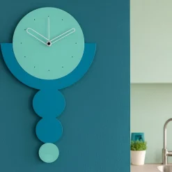 Orologi Da Parete Moderni-Selezionato da Mazzolaluce Orologio da parete con pendolo verde e blu design cerchi