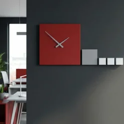 Orologi Da Parete Moderni-Selezionato da Mazzolaluce Orologio da parete design moderno legno colore rubino