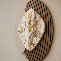 Orologi Da Parete Moderni-Selezionato da Mazzolaluce Orologio da parete design particolare effetto marmorizzato beige dettagli foglia oro