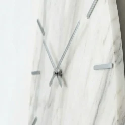Orologi Da Parete Moderni-Selezionato da Mazzolaluce Orologio da parete design 72x110 resina effetto marmo bianco grigio