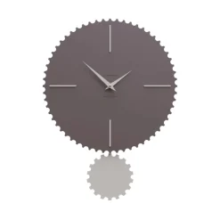 Orologi Da Parete Moderni-Selezionato da Mazzolaluce Orologio da parete in legno cioccolato e sabbia con pendolo