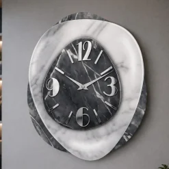 Orologi Da Parete Moderni-Selezionato da Mazzolaluce Orologio da parete in resina effetto marmorizzato grigio e argento