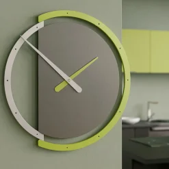 Orologi Da Parete Moderni-Selezionato da Mazzolaluce Orologio da parete legno rotondo moderno verde e alluminio