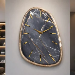 Orologi Da Parete Moderni-Selezionato da Mazzolaluce Orologio da parete moderno effetto marmo scuro dettagli foglia oro